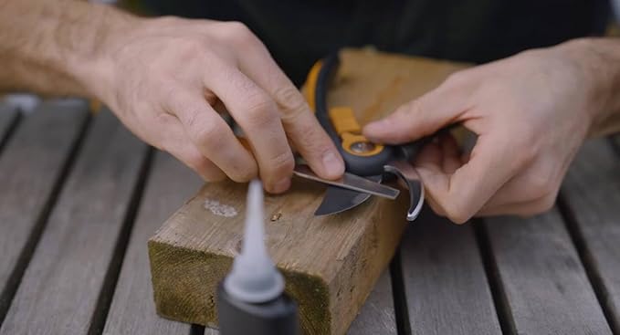Fiskars Maintenance Kit For Garden Cutting Tools with Diamond File Oil and Care Instructions 1001640 Standard 11 x 7 x 3 cm