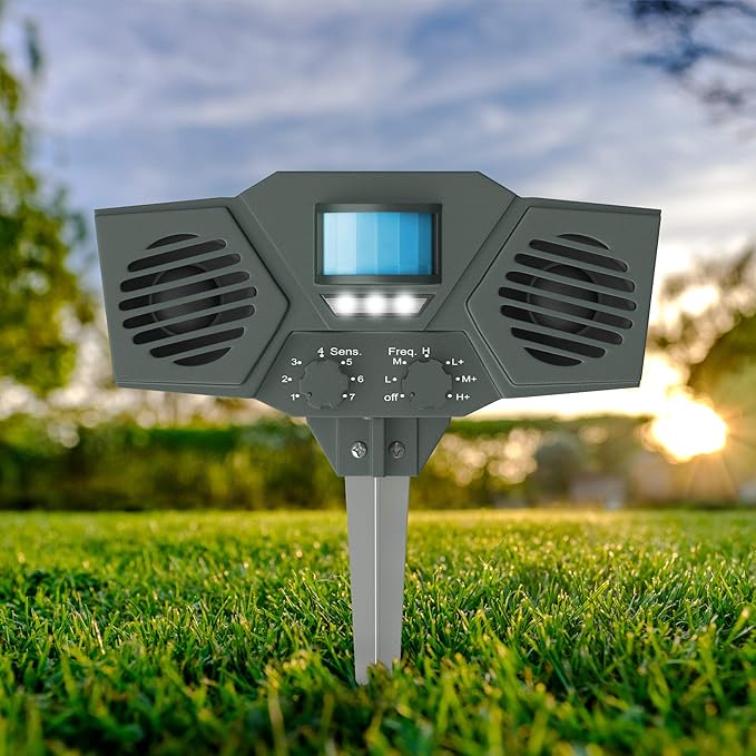 Hoont Solar Powered Motion Activated Ultrasonic with Flashing Strobe Light Outdoor Animal Deer and Pest Repeller