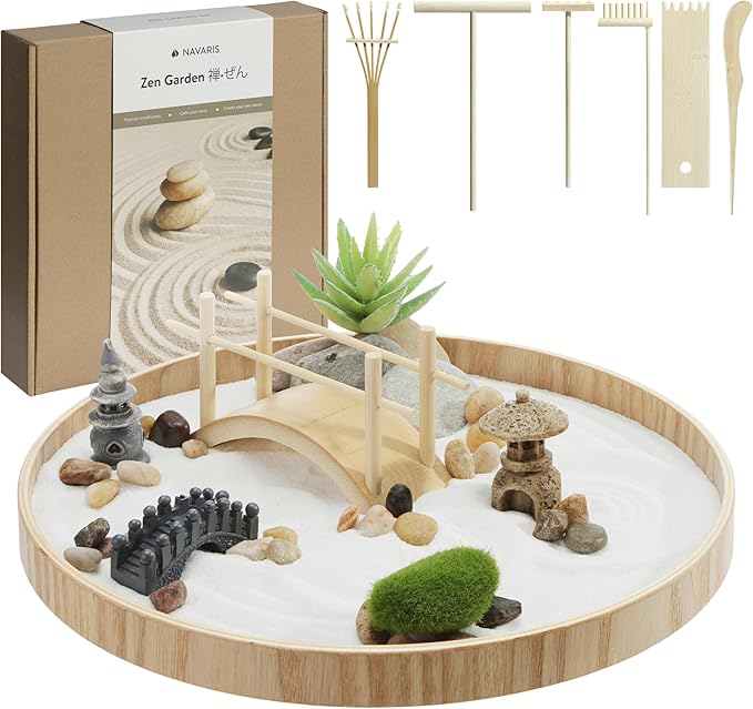 Navaris Zen Garden Kit - Mini Japanese Sand Garden - Miniature Meditation Stone Ornaments - Buddhist Gifts Complete Set - Round MDF Tray White Sand