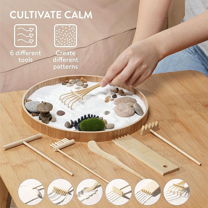 Navaris Zen Garden Kit - Mini Japanese Sand Garden - Miniature Meditation Stone Ornaments - Buddhist Gifts Complete Set - Round MDF Tray White Sand