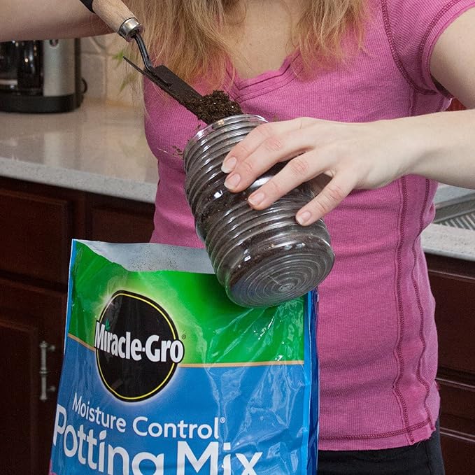 Miracle-Gro Moisture Control Potting Mix For Container Plants Protects against Over- and Under-Watering 6 qt.